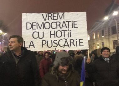 Mii de oameni protestează în mai multe oraşe ale ţării. La Timişoara sunt peste 1.000 de manifestanţi
