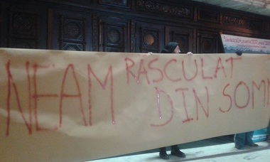 Cei peste 1.500 de protestatari de la Timişoara au cântat ”Deşteaptă-te române”; mai mulţi tineri s-au urcat pe clădirea Operei şi au afişat un banner