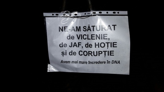 Numărul clujenilor care protestează a ajuns la aproape 6.000. La Iaşi, s-au adunat peste 1.500 de oameni. Şi la Ploieşti sunt peste 100 de protestatari FOTO
