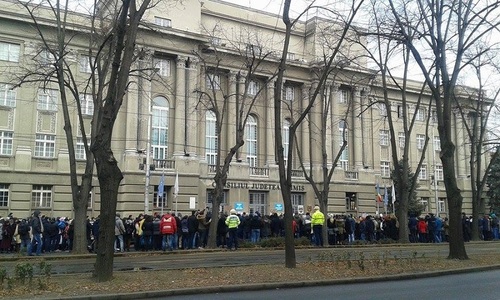 Sute de oameni protestează la Timişoara faţă de deciziile Guvernului vizând justiţia