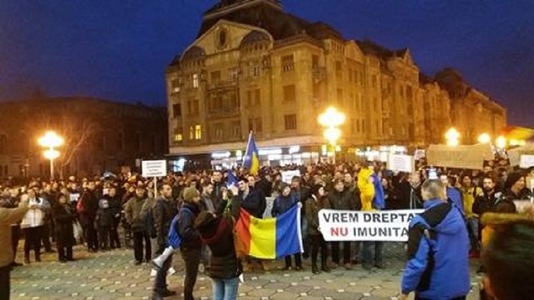 Aproximativ 600 de persoane protestează la Timişoara, fiind aşteptaţi şi studenţi, în număr mare