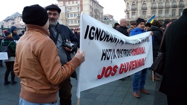 Mii de oameni protestează, la această oră, în mai multe oraşe din ţară. Protestele vizează şi sediile PSD - FOTO