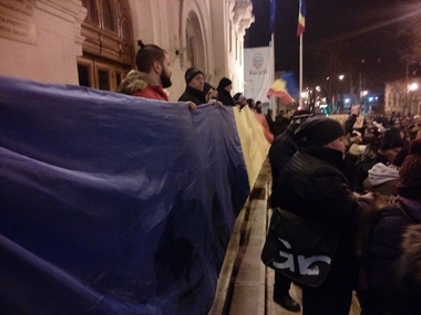 Numărul persoanelor care protestează la Galaţi a depăşit o mie, manifestanţii blocând circulaţia în centrul oraşului