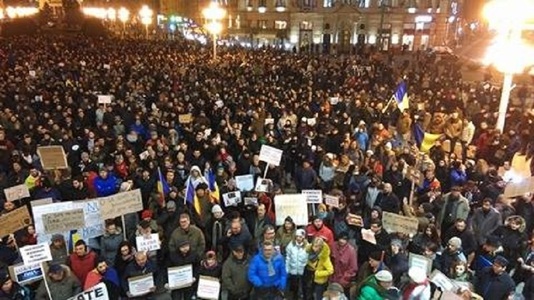 Numărul manifestanţilor de la Timişoara a depăşit 3.000, după ce în Piaţa Victoriei au sosit studenţii: ”Cine nu sare, cine nu sare/Ori e cu Dragnea, ori nu vrea schimbare”