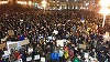 Numărul manifestanţilor de la Timişoara a depăşit 3.000, după ce în Piaţa Victoriei au sosit studenţii: ”Cine nu sare, cine nu sare/Ori e cu Dragnea, ori nu vrea schimbare”