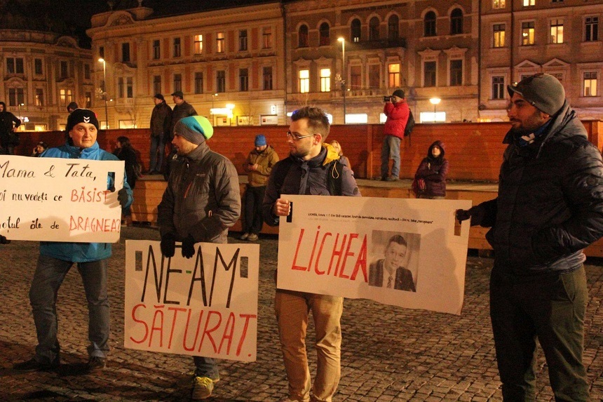 Peste 4.000 de persoane au ieşit în stradă la Cluj, majoritatea fiind studenţi care scandează: ”6, 6, vin studenţii”; 500 de oameni protestează şi la Arad - FOTO