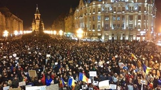 Numărul protestatarilor de la Timişoara a ajuns la 15.000. Manifestanţii au cântat Imnul Naţional