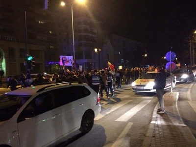 Peste 2.000 de oameni protestează la Alba Iulia, iar numărul acestora este în creştere FOTO