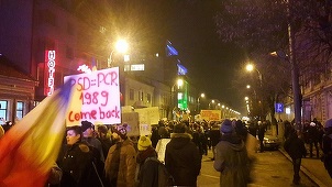 Aproximativ 20.000 de oameni protestează la Cluj, după ce iniţial în centrul oraşului se adunaseră 4.000 de persoane - FOTO