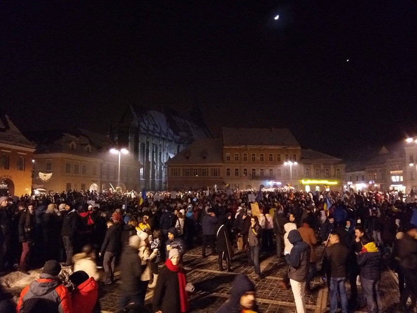 Peste 4.000 de oameni în stradă la Braşov. Protestatarii au ajuns în Piaţa Sfatului, după care vor merge în Parcul Central