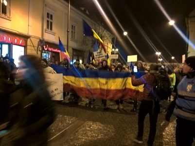 Aproximativ 10.000 de persoane protestează la Sibiu, pornind într-un marş prin centrul oraşului - VIDEO