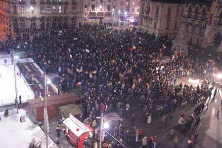 Numărul protestatarilor de la Craiova a depăşit 4.000, iar manifestanţii continuă să vină în centrul oraşului