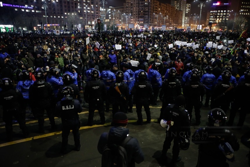 Circa 60.000 de oameni protestează în Bucureşti, 80.000 în restul ţării. Jandarmii au reţinut un manifestant care a sărit gardul în curtea Guvernului