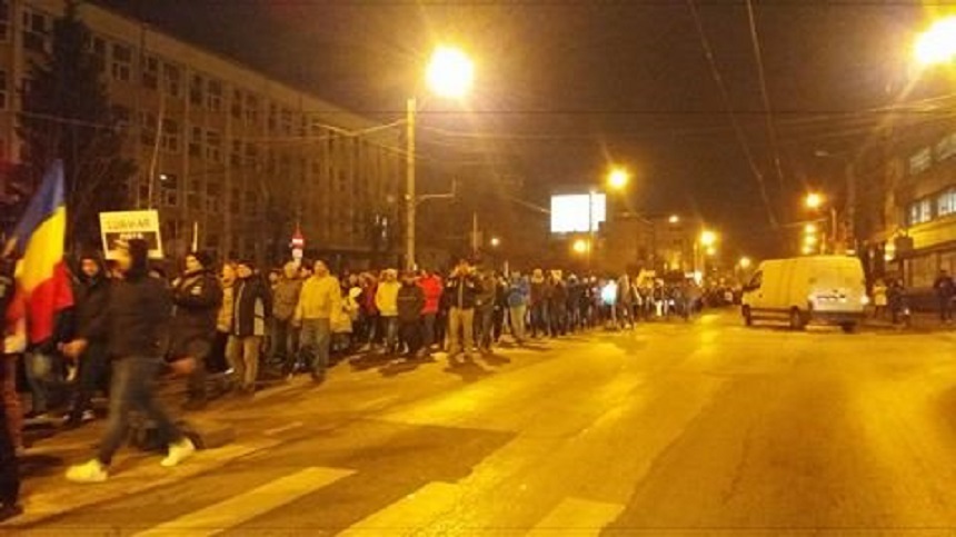 Cei aproape 20.000 de protestatari de la Timişoara au pornit în marş prin mai multe cartiere. Ei au ţinut un moment de reculegere pentru justiţia care a murit