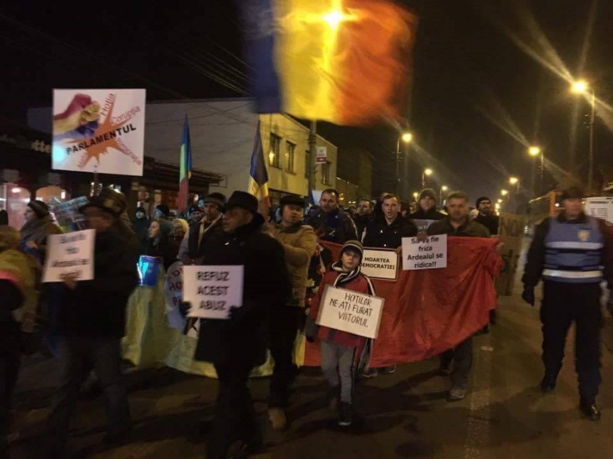 Numărul protestatarilor de la Alba Iulia s-a dublat. Se scandează: "Bucureşti nu uita/ Alba e de partea ta!”