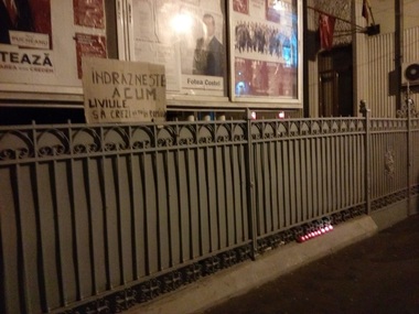 Galaţi: Protestatarii au aprins lumânări la sediul PSD şi au plecat în marş spre Palatul Justiţiei