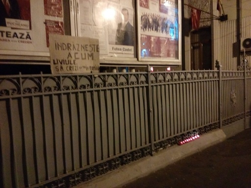 Galaţi: Protestatarii au aprins lumânări la sediul PSD şi au plecat în marş spre Palatul Justiţiei