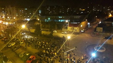 Jandarmi care însoţesc coloana de protestatari ce mărşăluiesc la Cluj au intonat ”Deşteaptă-te române” alături de manifestanţi