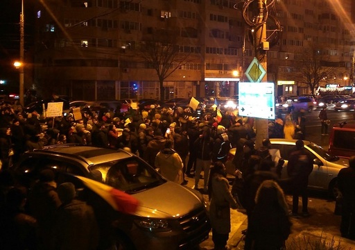 Peste 4.000 de constănţeni au strigat în faţa sediului PSD: “DNA să vină să vă ia”