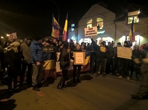 Protestatrii de la Sibiu s-au oprit în faţa casei şefului statului, unde au scandat ”Iohannis e cu noi” - VIDEO