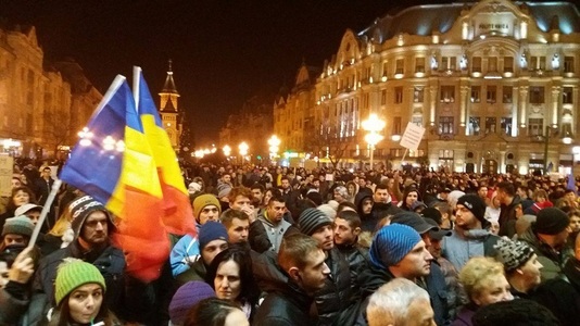 Numărul protestatarilor de la Timişoara a ajuns la aproximativ 30.000; oamenii şi-au încheiat marşul şi au revenit în Piaţa Victoriei