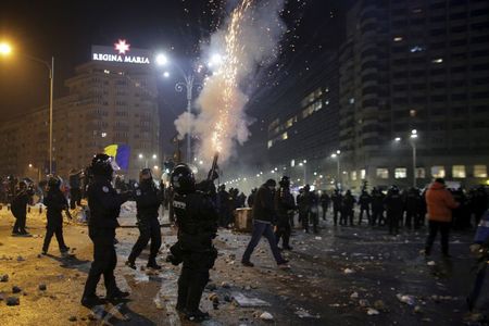 Jandarmeria face apel la manifestanţii paşnici să trimită înregistrări cu cei care au fost violenţi miercuri noaptea