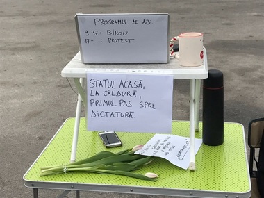 Ultramaratonistul Andrei Roşu şi-a improvizat un birou în Piaţa Victoriei pentru a putea şi munci, şi protesta: ”Statul acasă, la căldură, primul pas spre dictatură” - FOTO. VIDEO