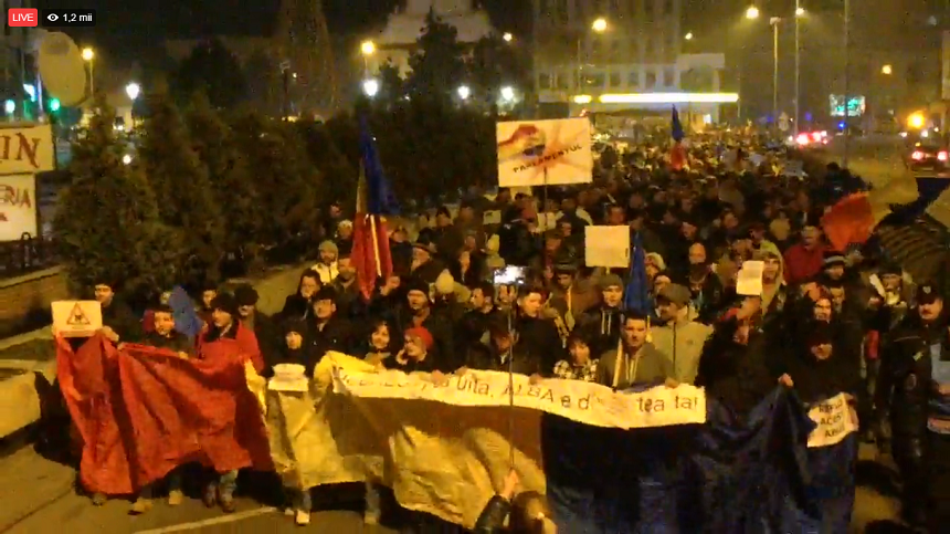 Peste 2.000 de oameni protestează şi la Alba Iulia, iar numărul lor continuă să crească; ei scandează: ”No, amu' îi bai!”