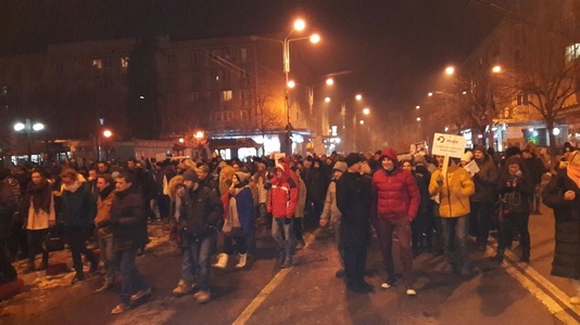 Peste o mie de ploieşteni s-au adunat din nou în centrul oraşului. Printre ei, inclusiv mame cu bebeluşi la piept