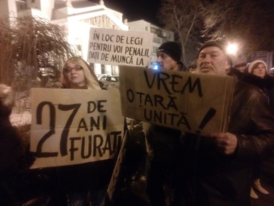 Numărul manifestanţilor de la Galaţi a ajuns la o mie; câţiva protestatari le-au dat flori jandarmilor