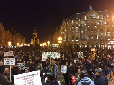 Aproximativ 8.000 de oameni, majoritatea tineri, protestează la Timişoara; iniţial, în centrul oraşului se adunaseră 2.000 de manifestanţi