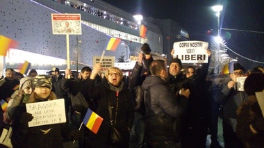 Aproximativ 1.000 de craioveni au ieşit din nou în stradă cerând demisia Guvernului - FOTO