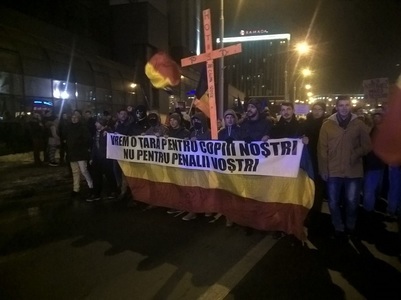 Aproximativ 10.000 de sibieni mărşăluiesc pe străzile oraşului, având o cruce pe care scrie ”PSD”