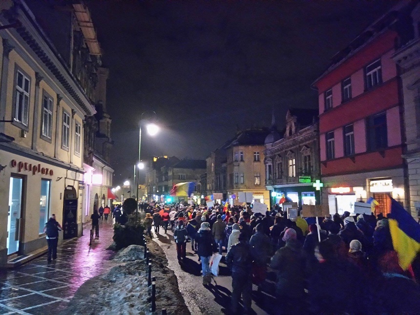 Peste 6.000 de braşoveni mărşăluiesc pe străzile din centrul municipiului. Până acum, acţiunea decurge fără incidente