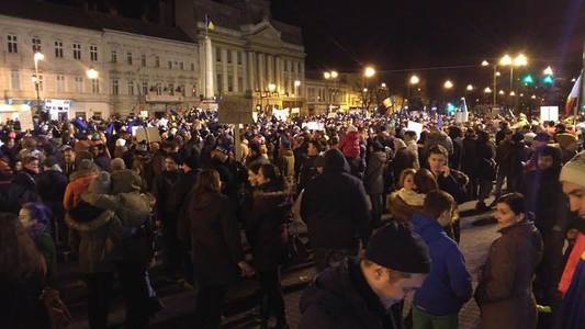 Numărul participanţilor la protestul de la Arad a ajuns la aproximativ 4.000: ”Laura, nu uita noi suntem de partea ta”