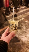 Sibiu: O tânără le-a împărţit participanţilor la protest pahare cu colivă făcută de bunica ei, pe care a scris PSD cu markerul