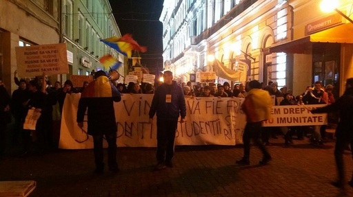Protestatarii de la Timişoara au pornit în marş pe străzile oraşului; numărul lor s-a dublat în ultima oră, ajungând la peste 15.000. "Grindeanu, ai pătat onoarea din Banat", este una dintre lozincile scandate de manifestanţi