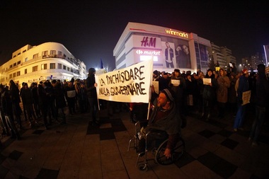 Aproape 400 de buzoieni au ieşit în stradă: ”Buzău, Buzău, Dragnea la bulău”