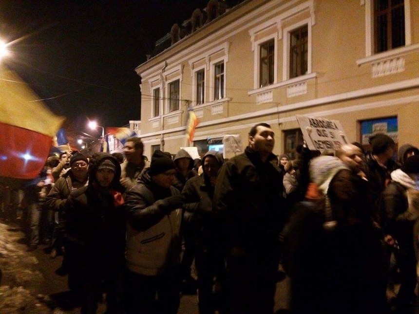 Peste 3.000 de protestatari pe străzile Craiovei. Manifestanţii îi îndeamnă pe locatarii blocurilor de pe Calea Bucureşti să iasă în stradă