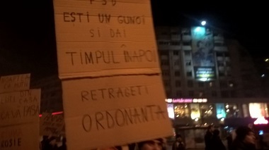 Peste 5.000 de oameni continuă protestul de la Ploieşti, după ce au străbătut drumul până la sediul DNA
