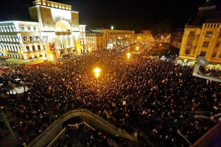 Zeci de mii de oameni au protestat în mai multe oraşe din ţară faţă de adoptarea ordonanţei privind modificarea codurilor penale