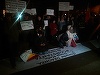 Constanţa: Banner cu mesajul: "Rupe şi înjură, strigă şi doboară, dacă vrei dreptate-n ţară", distrus de manifestanţi după ce jandarmii i-au atenţionat că poate incita la violenţă