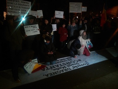 Constanţa: Banner cu mesajul: "Rupe şi înjură, strigă şi doboară, dacă vrei dreptate-n ţară", distrus de manifestanţi după ce jandarmii i-au atenţionat că poate incita la violenţă