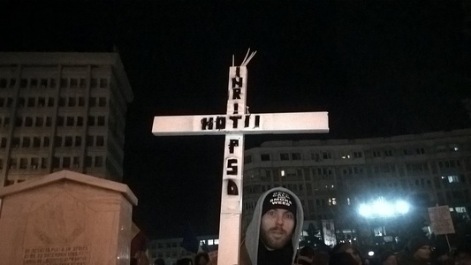 Peste o mie de ploieşteni au ieşit din nou în stradă; printre manifestanţi, un bărbat în cârje, care spune că protestează pentru copii - FOTO