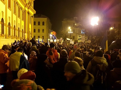 Peste 4.000 de persoane, în marş pe străzile Braşovului: "Ne-aţi scos în frig, dar noi vă trimitem la răcoare“ - FOTO, VIDEO