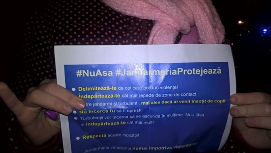 Jandarmii din Prahova împart manifestanţilor flyere prin care îi îndeamnă să se delimiteze de persoanele care produc violenţe