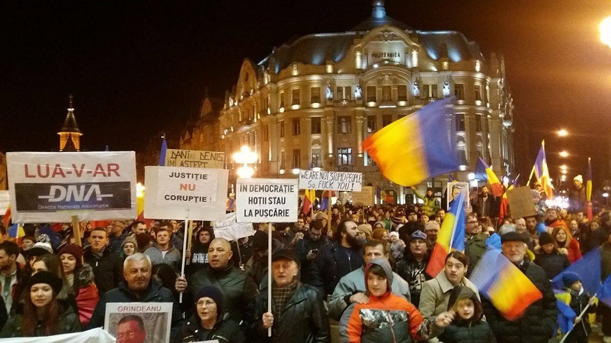 Aproximativ 3.000 de protestatari s-au adunat în Piaţa Victoriei din Timişoara, iar grupuri de oameni vin din toate cartierele oraşului