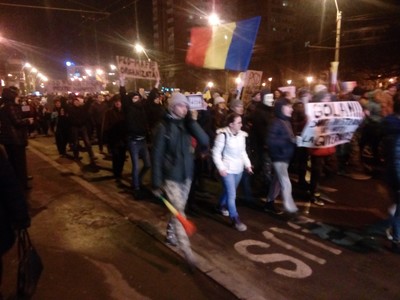Numărul manifestanţilor de la Galaţi a ajuns la aproximativ 3.000; oamenii au plecat în marş