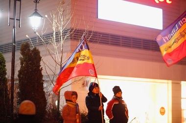 Peste 500 de oameni, în stradă la Focşani; la Buzău, aproximativ 200 de persoane au protestat: ”Dragnea şi cu Iliescu, vă aşteaptă Vişinescu” - FOTO