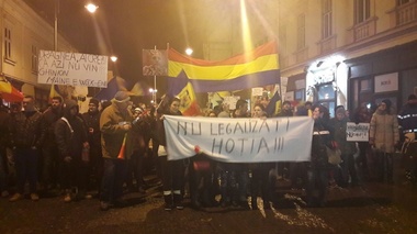 Narcise împărţite jandarmilor la protestul de la Sibiu, unde s-au strâns 20.000 de oameni